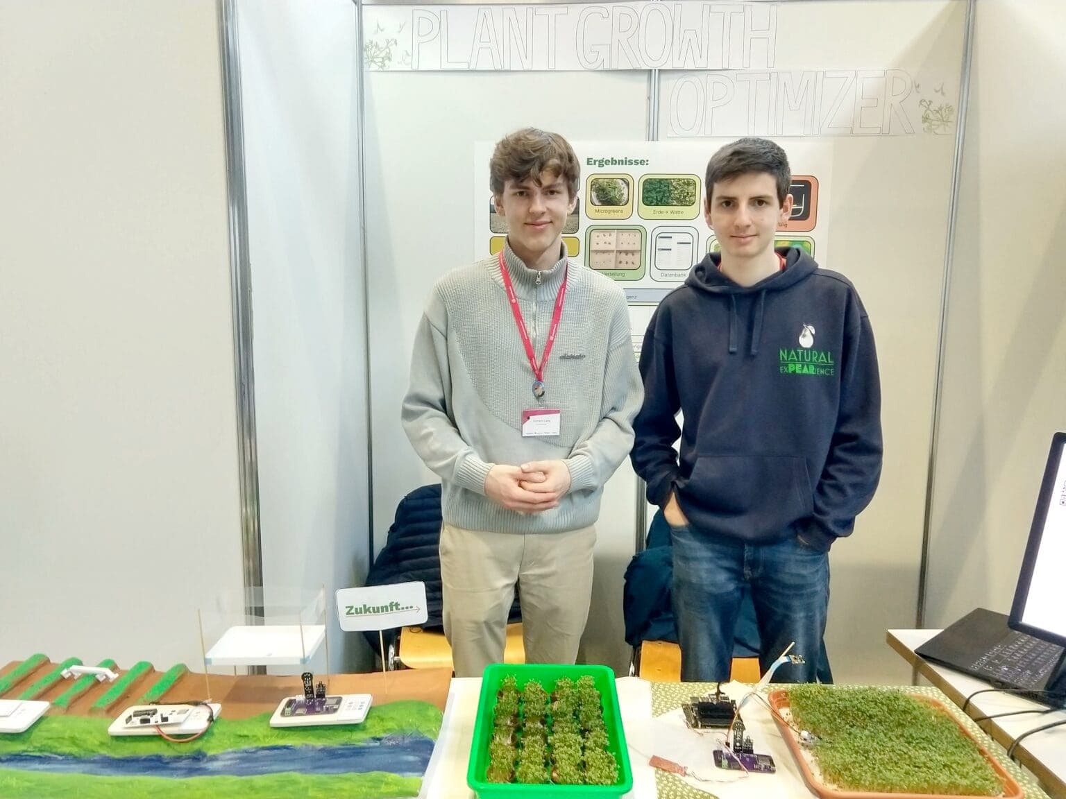 Der Messestand beim BWKI-Finale mit Anzuchtschalen und Sensorik