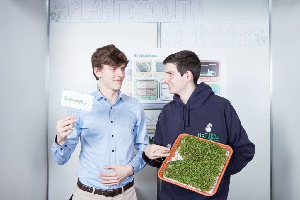 Tillmann und Finn am Stand beim Landeswettbewerb Jugend forscht