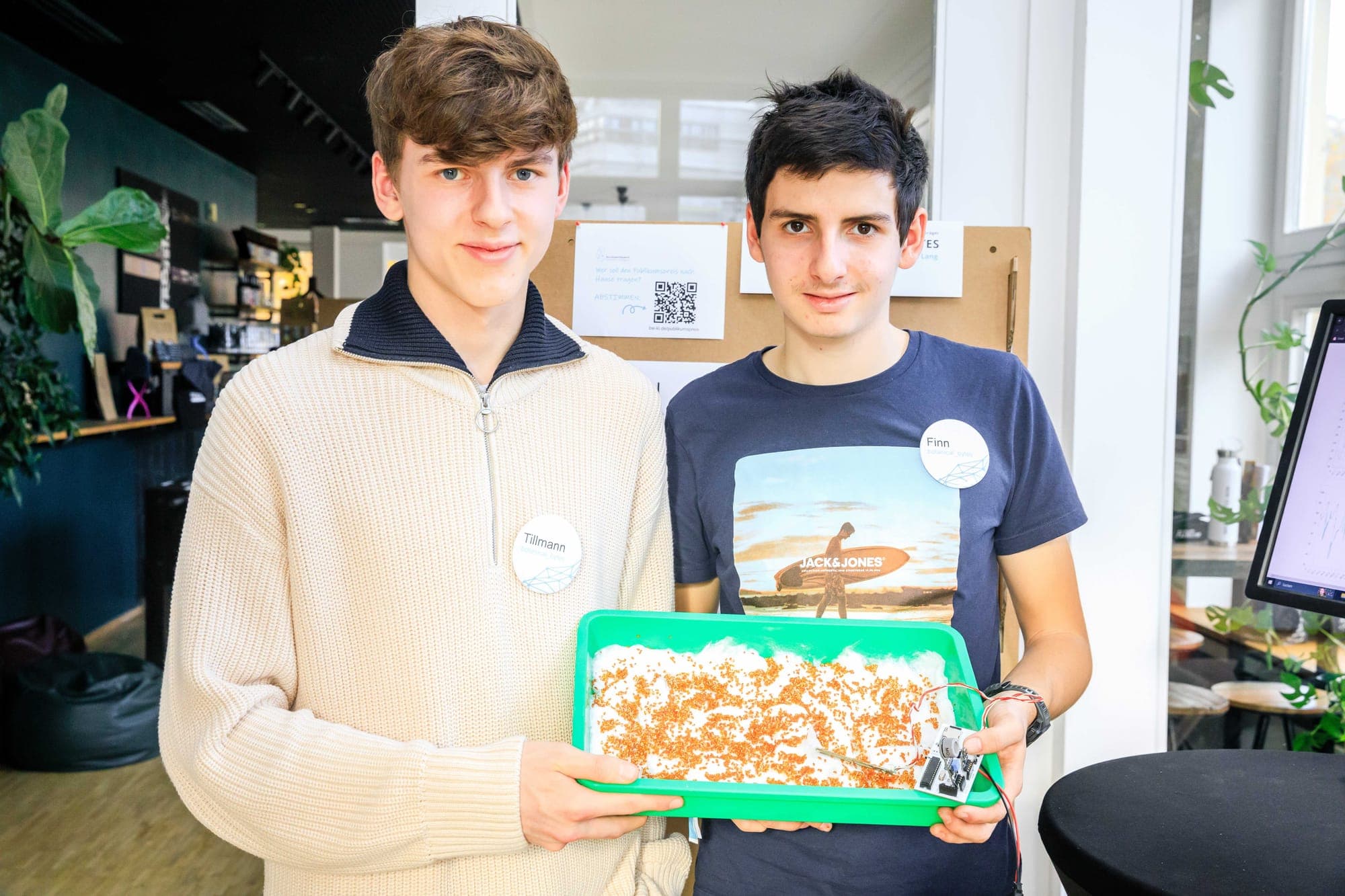 Tillmann und Finn im Fotostudio mit Anzuchtschale und Platine